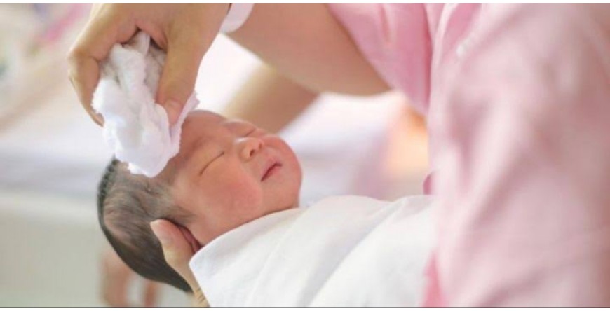 Tips Merawat Kulit Bayi yang Sensitif